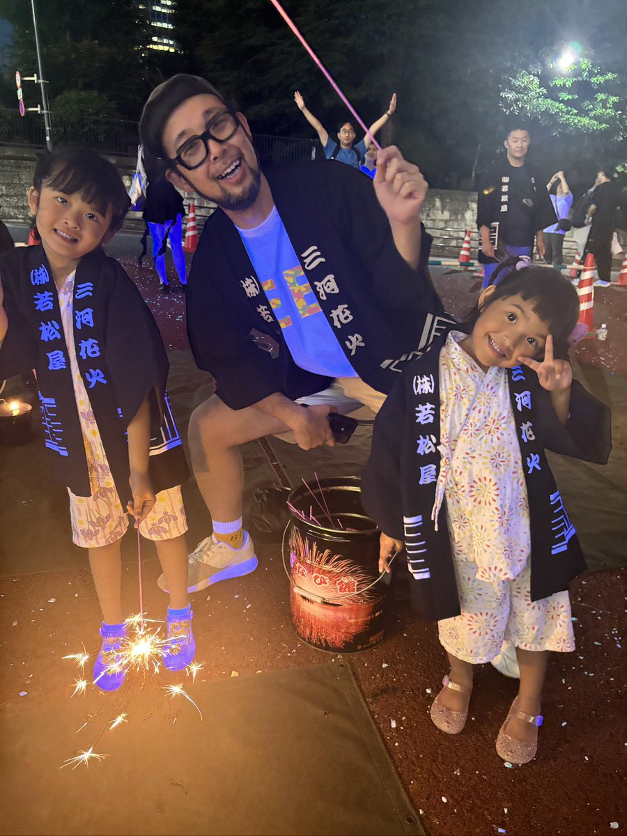 kojima_23's tweet image. 昨日は、東京タワーの下で着るビール買って、ビール飲んで、チビ達は人生初花火やって夏を感じました🍺😊
東京では、公園や道路などで気軽に花火できないもんで、こうやって場所提供していただけるのは、ありがたいことです😊
そしていつもチビ達と遊んでくれてありがとうございます🥹✨
@hakushu