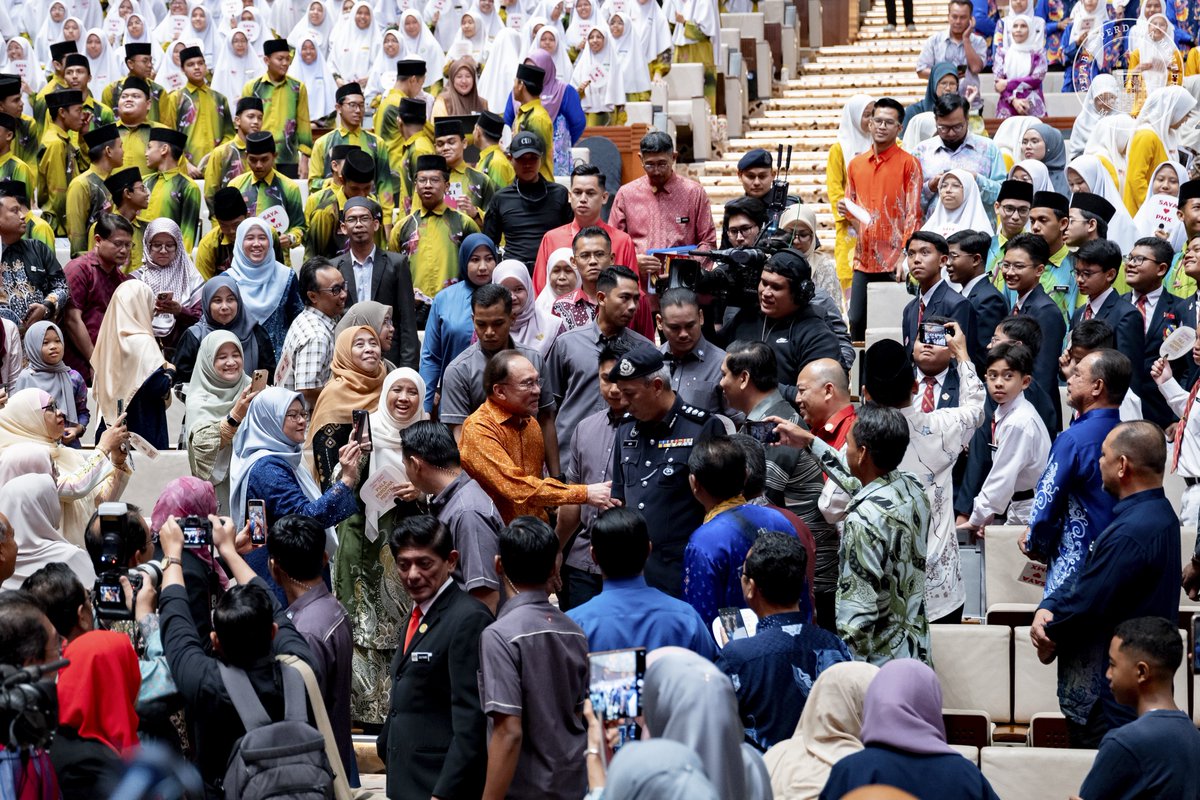 Bahas ini bukan sekadar gelanggang berhujah. Ia medan membentuk watak, mendidik jiwa dan menyemai adab dalam menegak hujah. 

Hari ini saya telah merasmikan Pertandingan Akhir Bahas Piala Perdana Menteri ke-50, dengan tajuk yang amat mencabar, yakni, “Pengintegrasian Teknologi