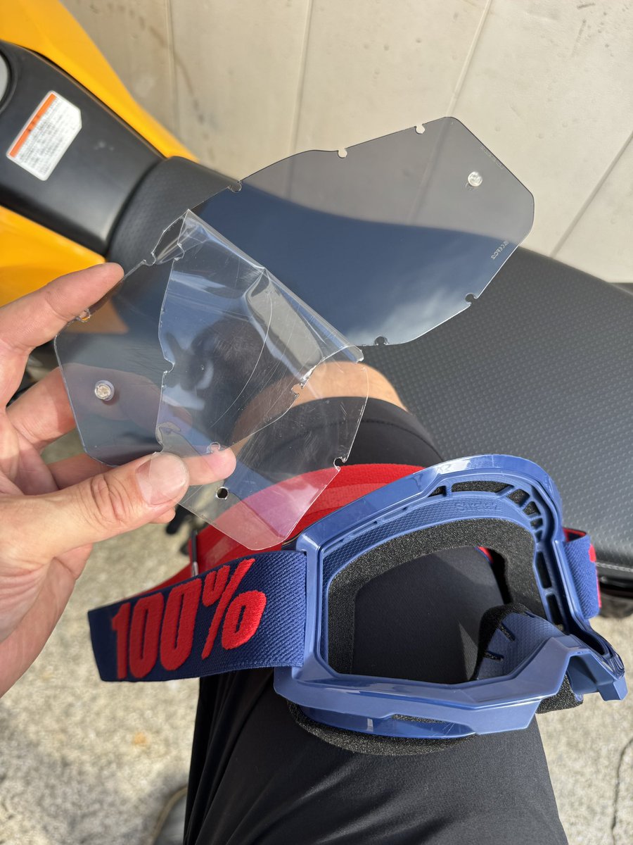 kazoo_mc's tweet image. 100%ゴーグルさんへ
数日使ってたゴーグルレンズが曇ってる感じしてきて、初めて内側の掃除をしようと思ってレンズを外してみたら
レンズのフィルムを剥がしておらず今までフィルム越しに景色を見ていたことに気づきました
これってトリビアになりますか?