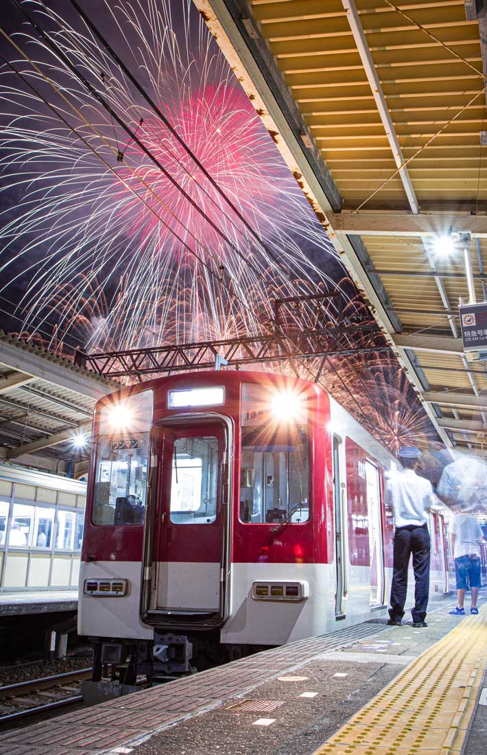 grapeejp's tweet image. 花火が『駅チカ』すぎる…!
駅員もうっとりしていますね☺
「すごい迫力」「素敵」 2人の駅員が見つめるものに、8万人が感動! grapee.jp/2022522 @grapeejpより