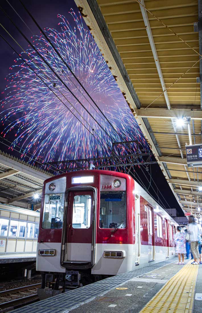 grapeejp's tweet image. 花火が『駅チカ』すぎる…!
駅員もうっとりしていますね☺
「すごい迫力」「素敵」 2人の駅員が見つめるものに、8万人が感動! grapee.jp/2022522 @grapeejpより