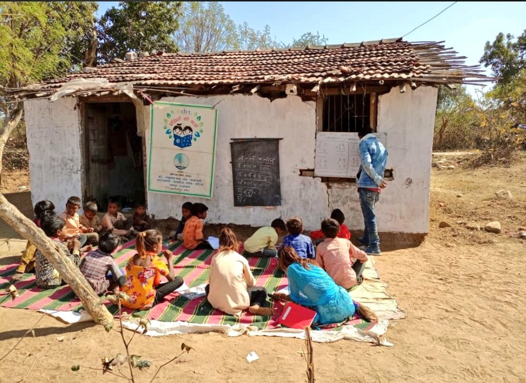 arvindmarag's tweet image. मंदिर लगी है टाइलें ...
                   मस्जिद बिछा कालीन ,
छप्पर नीचे पढ़ रहे...
                    यशवंत और यासीन !!!