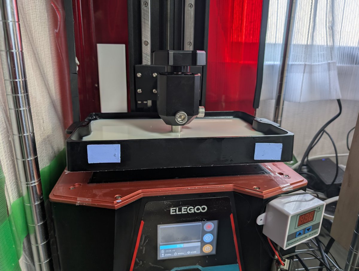 sorairoRXT2R's tweet image. 変だなー変だなー
おかしいなぁと思いながら3Dプリンターを観察するとレジンバットが上下してるんですよ…怖いなー怖いなー