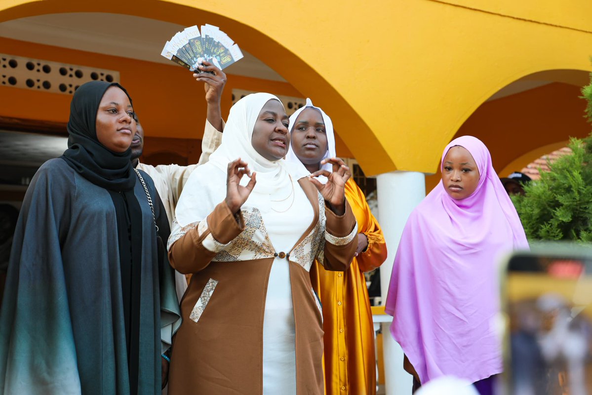 BunaBright's tweet image. Yesterday was a productive! Highlights include: 1/ @Onc_nrm1&apos;s Manager, Hajjat Hadijah Namyalo Uzeiye, hosted @Chozenblood &amp;amp; will attend the Aug 1 concert at @serenahotels
2/ Tomorrow, she&apos;ll watch the live boxing match at @mtnug arena Lugogo, having purchased extra ticket