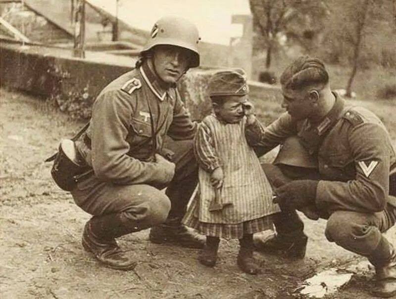 Bubi_Hartmann_'s tweet image. 泣く子をあやすドイツ兵たち。