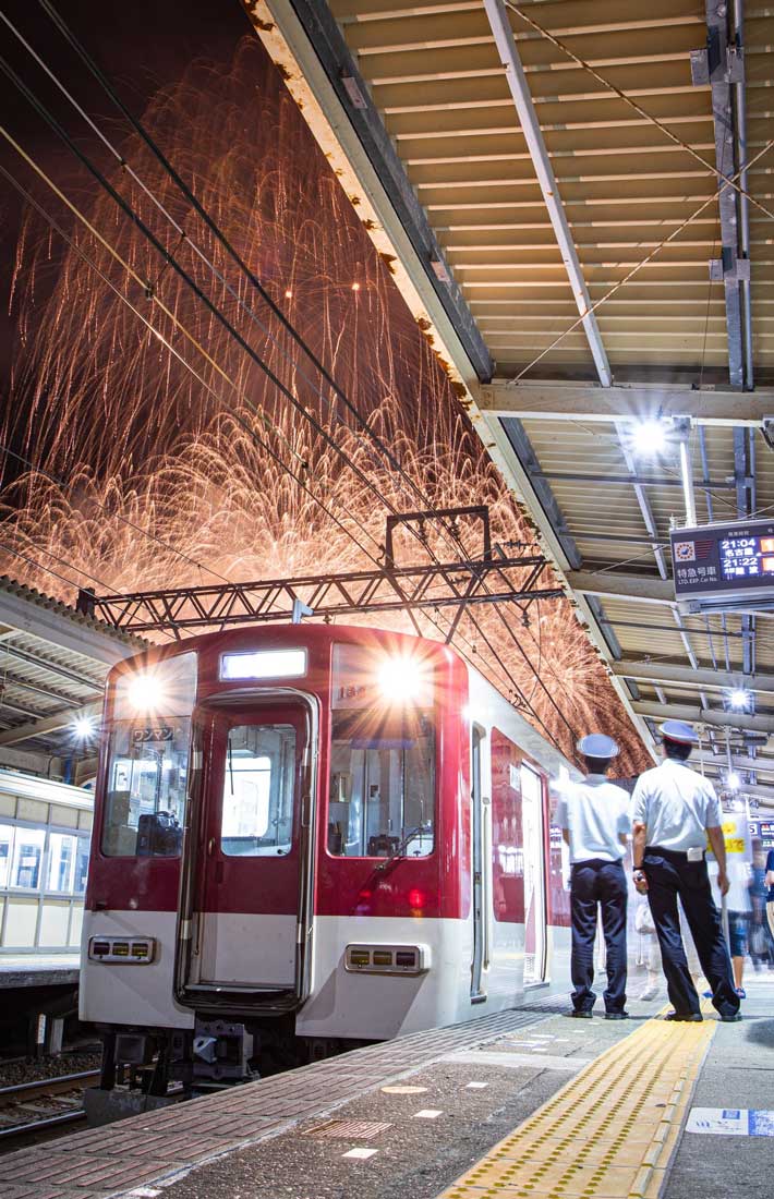 grapeejp's tweet image. 花火が『駅チカ』すぎる…!
駅員もうっとりしていますね☺
「すごい迫力」「素敵」 2人の駅員が見つめるものに、8万人が感動! grapee.jp/2022522 @grapeejpより