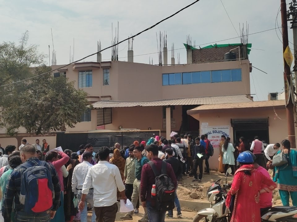 "सरकार कहती है नौकरी देंगे,
SSC कहती है परीक्षा लेंगे,
और Vendor कहता है – 'Server down है, कल आना!'"
#SSCVendorFailure 
#SSCReforms