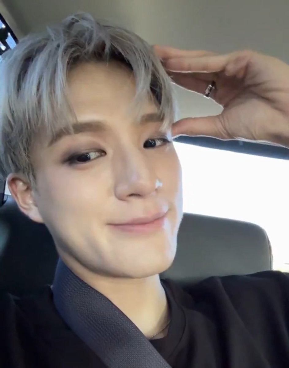 JEN0HOLIC's tweet image. a bbl and jenstagram update plus a weverse live all in one day.... 250726 jeno you will go down in history