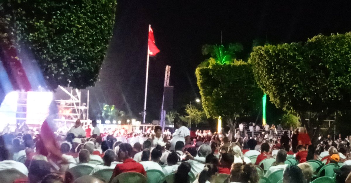 Invasorpress's tweet photo. 🇨🇺 La plaza Máximo Gómez Báez de #CiegodeAvila muestra todo su esplendor.

🔴⚫ Los avileños presentes para disfrutar del acto central nacional por el aniversario 72 del asalto a los cuarteles Moncada y Carlos Manuel de Céspedes.

#CiegoEn26 #LatirAvileño #LaLuchaNoHaCesado https://t.co/airwUpWv3f