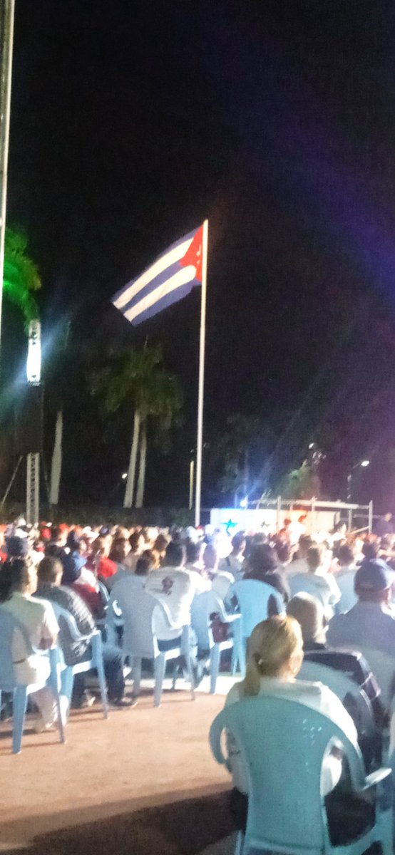 Invasorpress's tweet photo. 🇨🇺 La plaza Máximo Gómez Báez de #CiegodeAvila muestra todo su esplendor.

🔴⚫ Los avileños presentes para disfrutar del acto central nacional por el aniversario 72 del asalto a los cuarteles Moncada y Carlos Manuel de Céspedes.

#CiegoEn26 #LatirAvileño #LaLuchaNoHaCesado https://t.co/airwUpWv3f