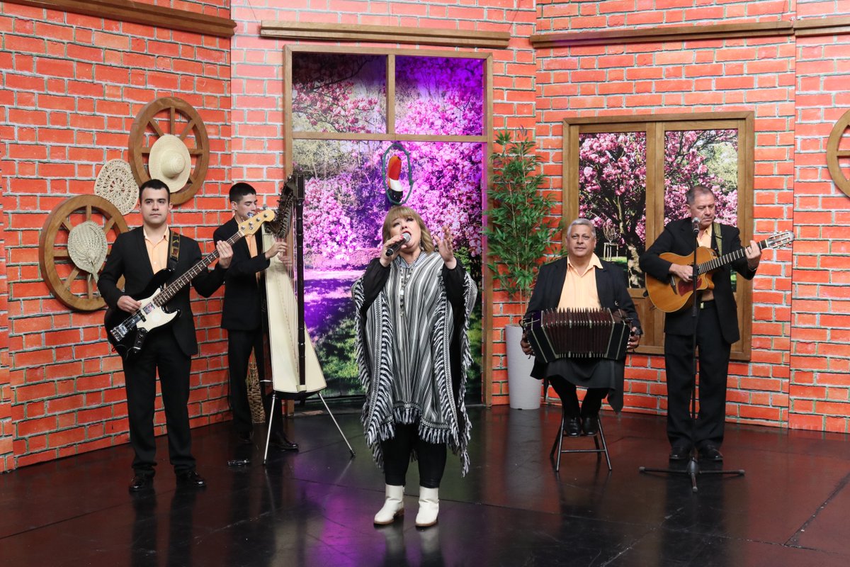 🙌¡Ya están con nosotros nuestros artistas invitados!✨️

Nos visitan:
🎤El Conjunto Folclórico los Vigilantes de la Policía Nacional 
🪉Luana Encina, arpista 

#VocesDelParaguay por #lateledetodos 🟢 28.1 Aire Digital 📡