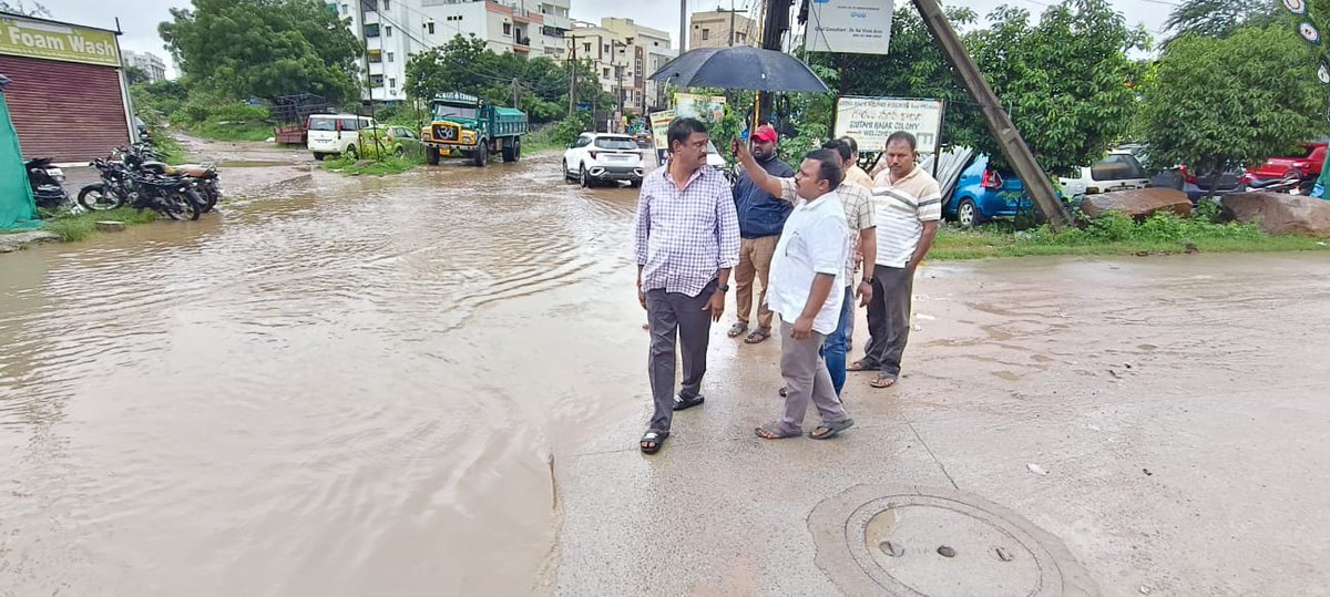 హైదర్ నగర్ డివిజన్ పరిధిలోని నిజాంపేట్ రోడ్ హైటెన్షన్ లైన్ మరియు లేక్ వ్యూ కాలనీ మెయిన్ రోడ్ వద్ద GHMC ఇంజనీరింగ్ మరియు డిజాస్టర్ రెస్పాన్స్ అండ్ యాసెట్స్ ప్రొటెక్షన్ ఏజెన్సీ (HYDRAA)తో కలిసి, ఎడతెరిపి లేకుండా కురుస్తున్న భారీ వర్షాలకు రోడ్డు పై నీరును మోటార్ సాయంతో క్లియర్