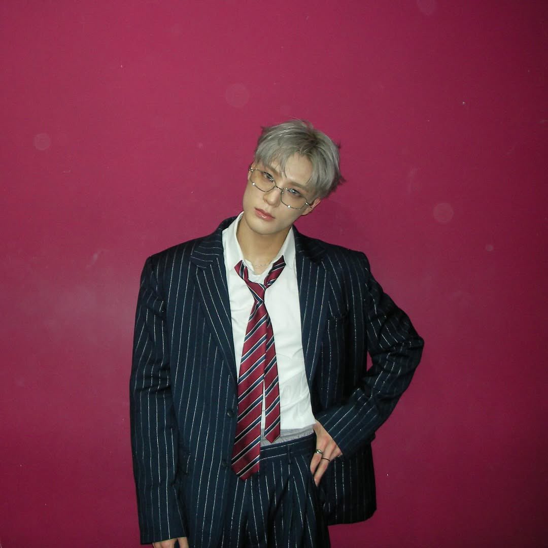 JEN0HOLIC's tweet image. oh i KNOW he was feeling himself in his outfit today 😫