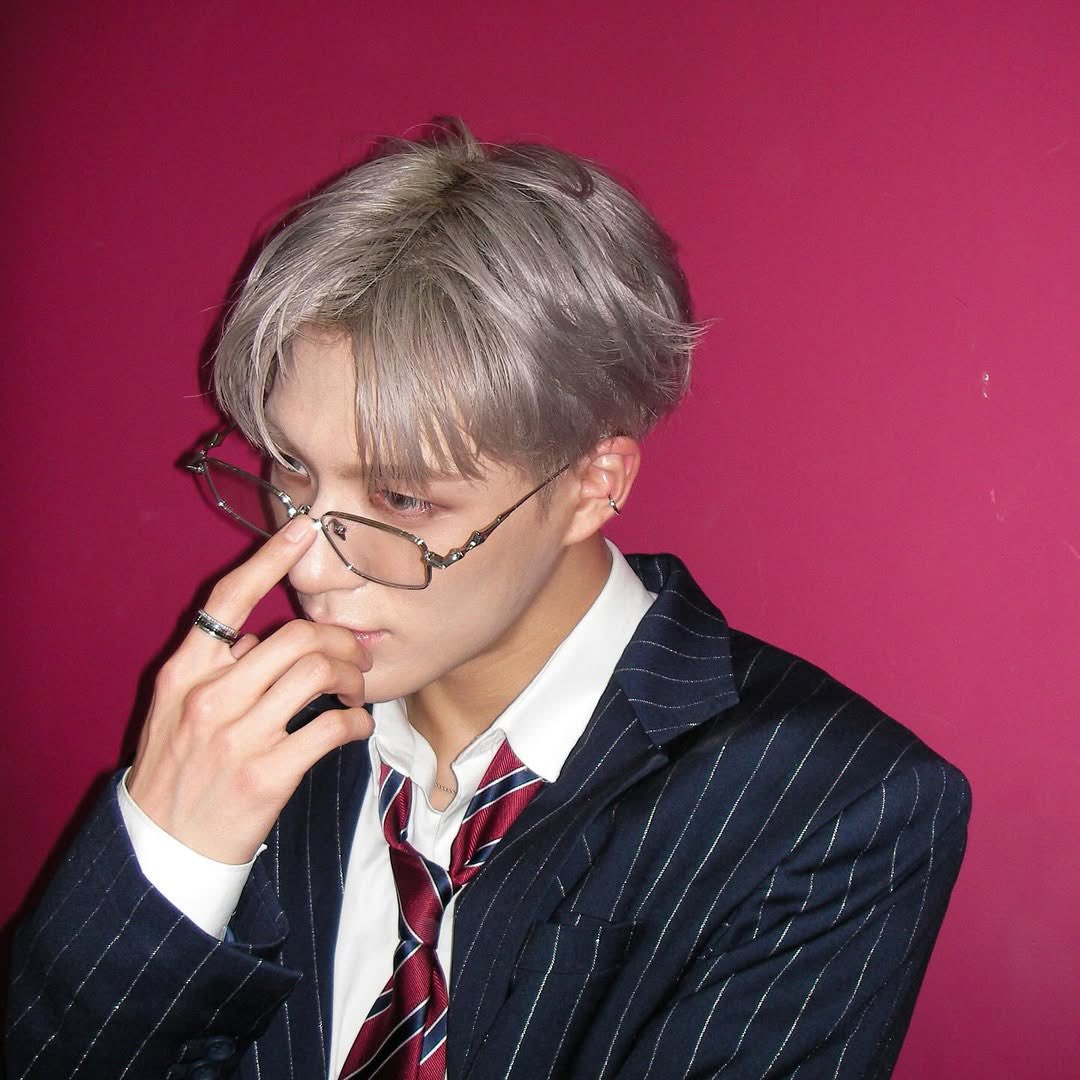 JEN0HOLIC's tweet image. oh i KNOW he was feeling himself in his outfit today 😫