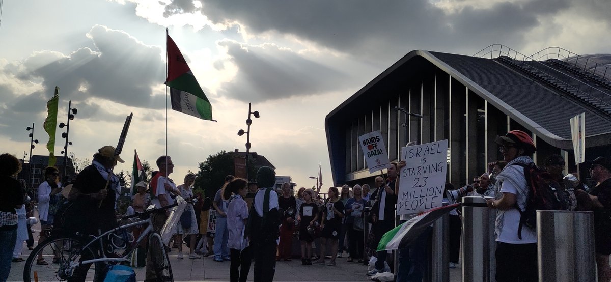Yesterday evening about 100 people gathered outside Reading Station to protest the forced starvation in Gaza, bashing empty pots.

READ MORE: 
bbc.co.uk/news/articles/…
express.co.uk/news/world/208…
theguardian.com/world/2025/jul…