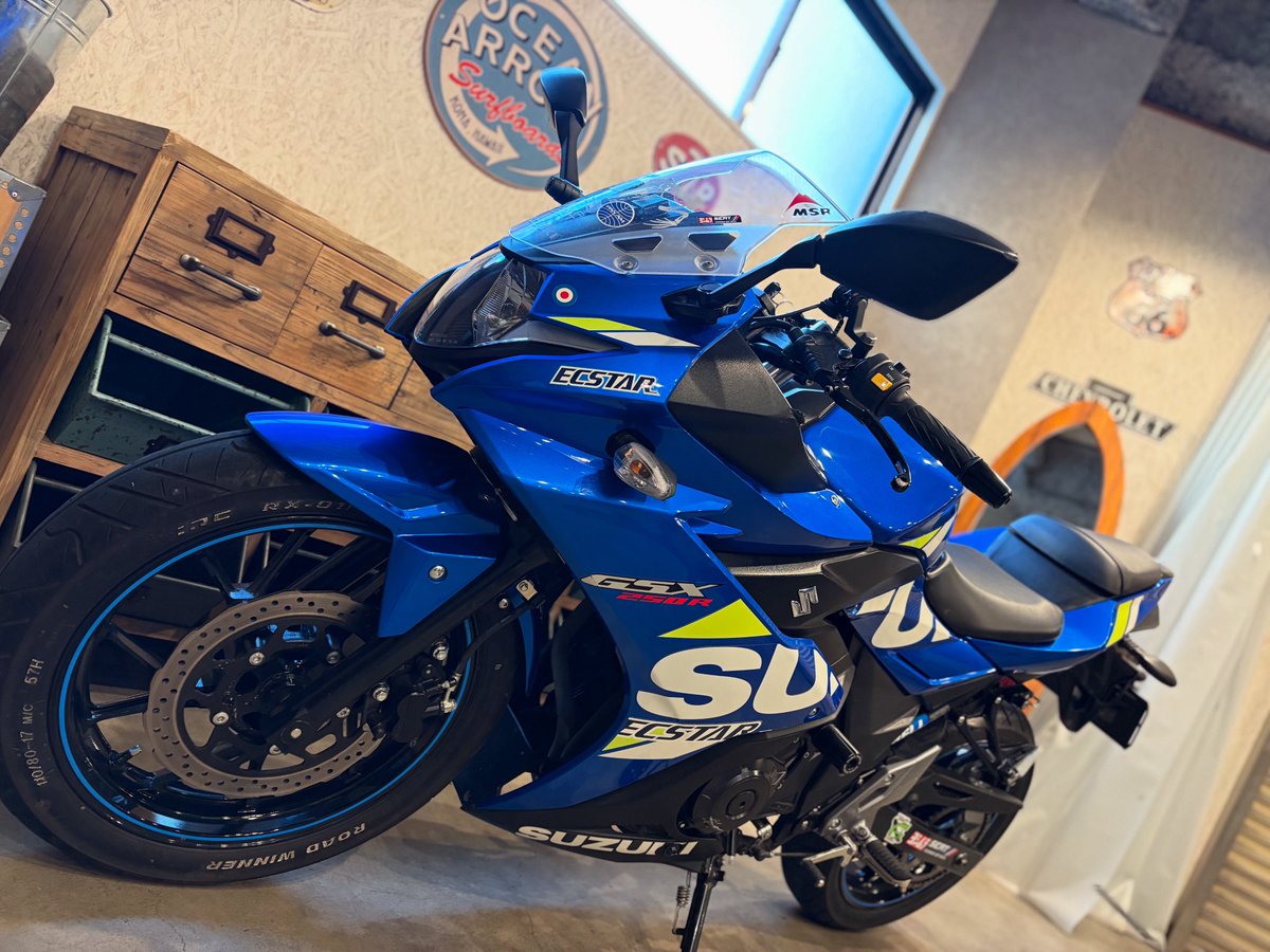 futaba_AFB's tweet image. 今日はコスプレ撮影の小道具に自分のバイクを提供してたんですけど、初めてコス撮影をみて圧倒されてしまった...バイクの写真はよく撮ってるけど自分のバイクをちゃんと撮る機会がなかったので良き良き。