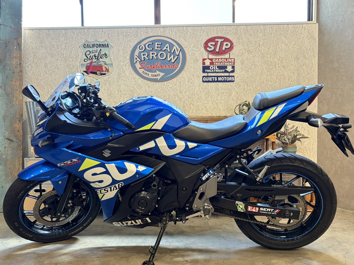 futaba_AFB's tweet image. 今日はコスプレ撮影の小道具に自分のバイクを提供してたんですけど、初めてコス撮影をみて圧倒されてしまった...バイクの写真はよく撮ってるけど自分のバイクをちゃんと撮る機会がなかったので良き良き。