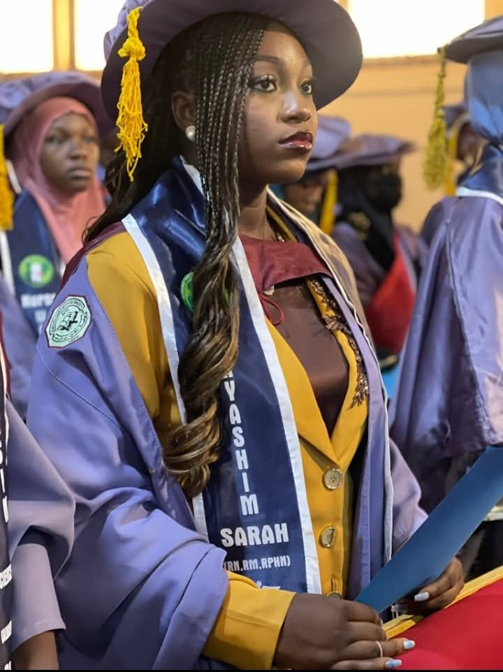 ArewaFactsZone's tweet image. Sarah Ayashim, from Zangon Kataf, Kaduna State, graduated with First Class Honours (4.61 GPA) in Nursing Science from Usmanu Danfodiyo University, Sokoto, as the Best Graduating Nursing Student of 2023/2024.
Raised by a single mother, she overcame a failed JAMB attempt for…