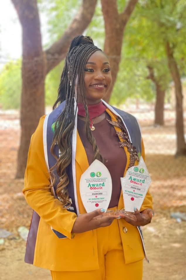 ArewaFactsZone's tweet image. Sarah Ayashim, from Zangon Kataf, Kaduna State, graduated with First Class Honours (4.61 GPA) in Nursing Science from Usmanu Danfodiyo University, Sokoto, as the Best Graduating Nursing Student of 2023/2024.
Raised by a single mother, she overcame a failed JAMB attempt for…