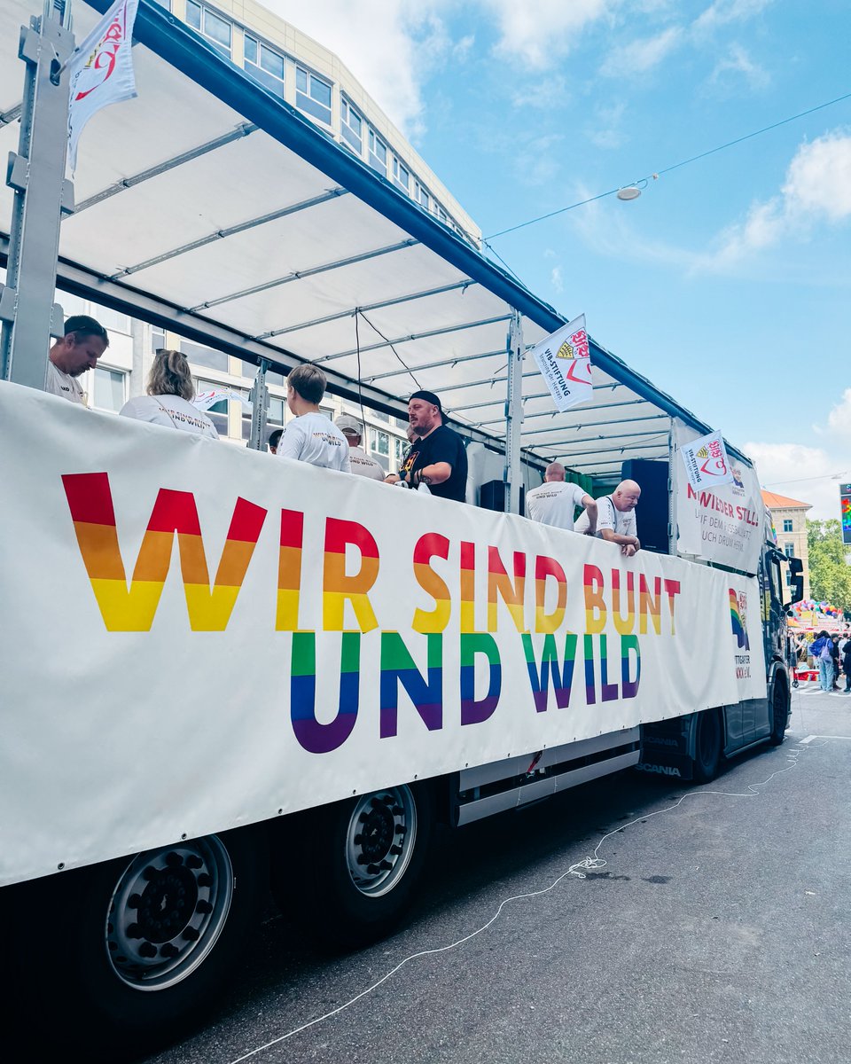VfB's tweet photo. Bunt und wild 🤍❤️🏳️‍🌈

Der VfB Stuttgart steht für Toleranz, Vielfalt und gelebte Diversität und ist heute Teil des CSD in der Landeshauptstadt. Wir wünschen allen einen tollen Tag.

#VfB | #buntundwild https://t.co/nImrd0TKG3