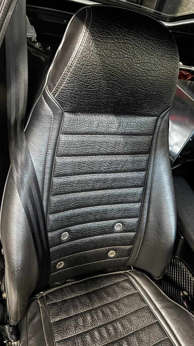 ChannelSanmaru's tweet image. s30z 純正シート売ります。
張り替え品です。
運転席はスライドレバーの樹脂ノブに欠けあり。
助手席はシートバックに穴有り。
シートレールは4点共に上下留め（前期仕様？）のものとなります。

#s30 #240z #datsun #旧車 #売ります #ﾌｪｱﾚﾃﾞｨ #ﾌｪｱﾚﾃﾞｨ