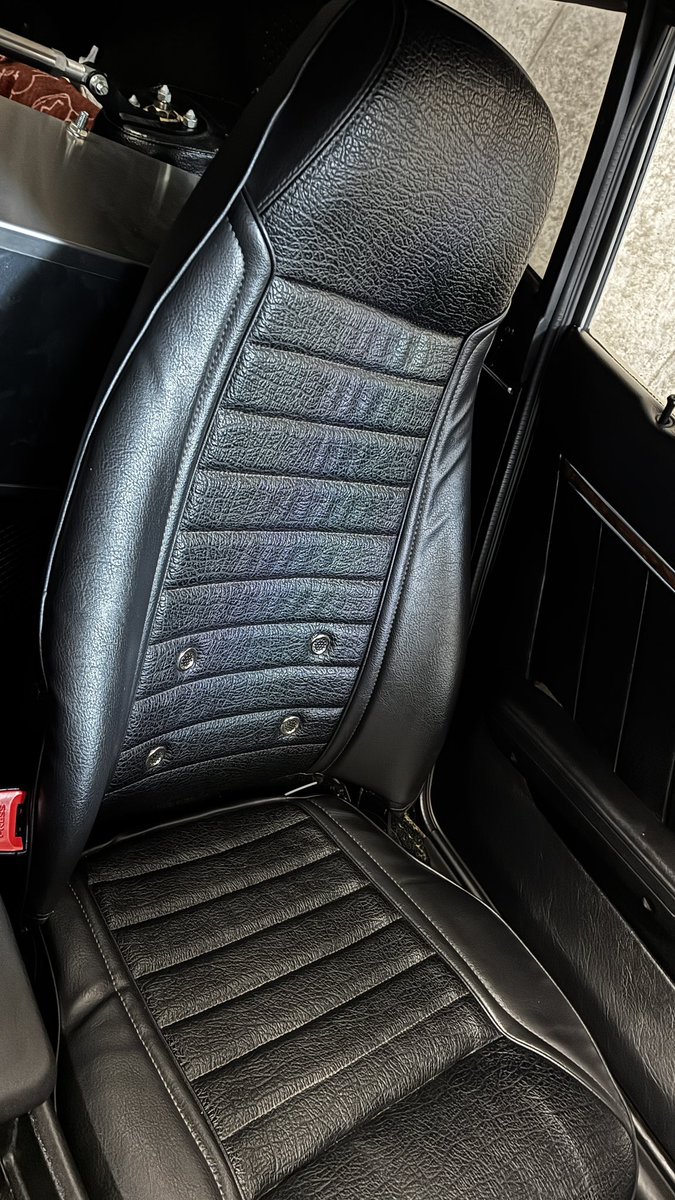 ChannelSanmaru's tweet image. s30z 純正シート売ります。
張り替え品です。
運転席はスライドレバーの樹脂ノブに欠けあり。
助手席はシートバックに穴有り。
シートレールは4点共に上下留め（前期仕様？）のものとなります。

#s30 #240z #datsun #旧車 #売ります #ﾌｪｱﾚﾃﾞｨ #ﾌｪｱﾚﾃﾞｨ