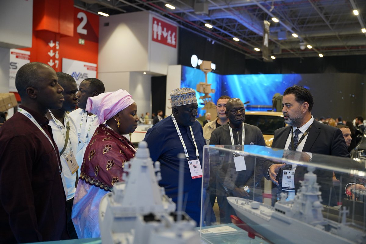 MSB_ASFAT's tweet image. Gambiya Genelkurmay Başkanı Mamat O.A. Cham ASFAT standını ziyaret ederek yeni savunma sanayi çözümlerimiz hakkında bilgi aldı. 🇬🇲🇹🇷

@tcsavunma
#IDEF25 #ASFAT