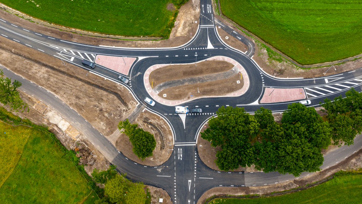It wurk sit der op! De Skieding (N358) is weer open voor al het verkeer. 🚲🚗 Met de aanleg van twee ovondes, nieuwe parallel- en fietswegen én andere aanpassingen is de Skieding Zuid veiliger en toegankelijker gemaakt.
