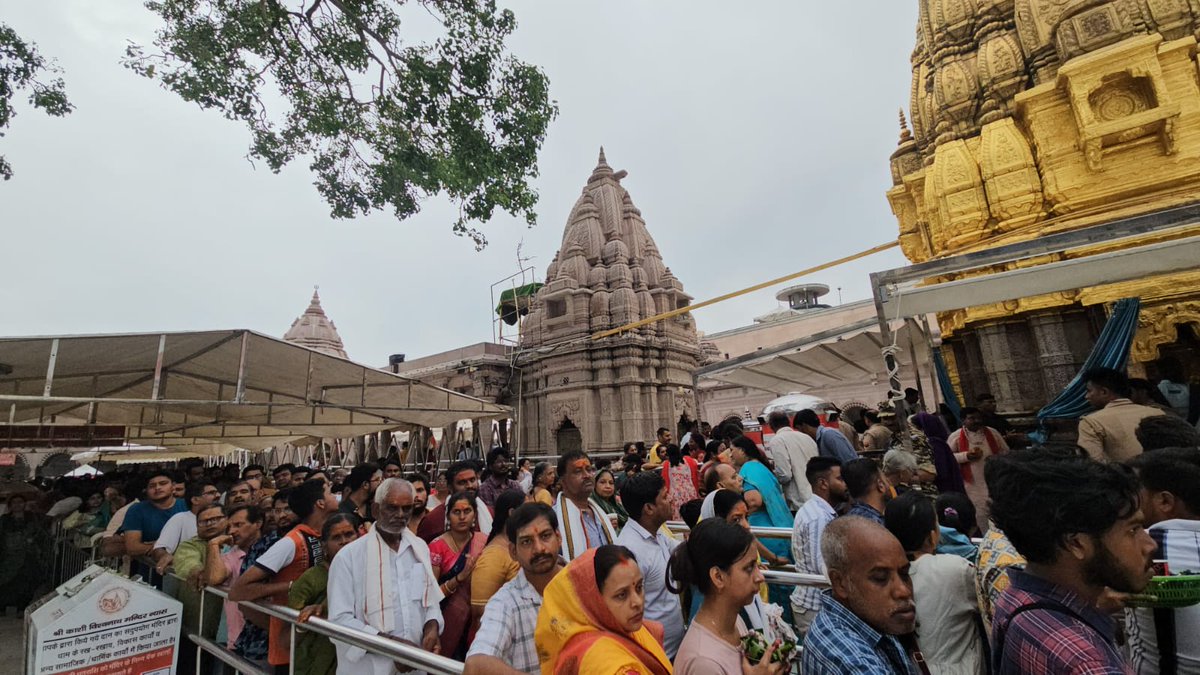 ShriVishwanath's tweet image. श्रावण मास में श्री विश्वेश्वर का दर्शन करने श्रद्धालु भारी संख्या में श्री काशी विश्वनाथ धाम में पधार रहे है , श्रद्धालुओं की सुविधा के लिए मंदिर न्यास ने अनेक प्रबंध किए हैं। इन प्रबंधों का लाभ लेकर श्रद्धालु श्री काशी विश्वनाथ के धाम में हाजिरी लगा रहे और मंदिर द्वारा प्राप्त…