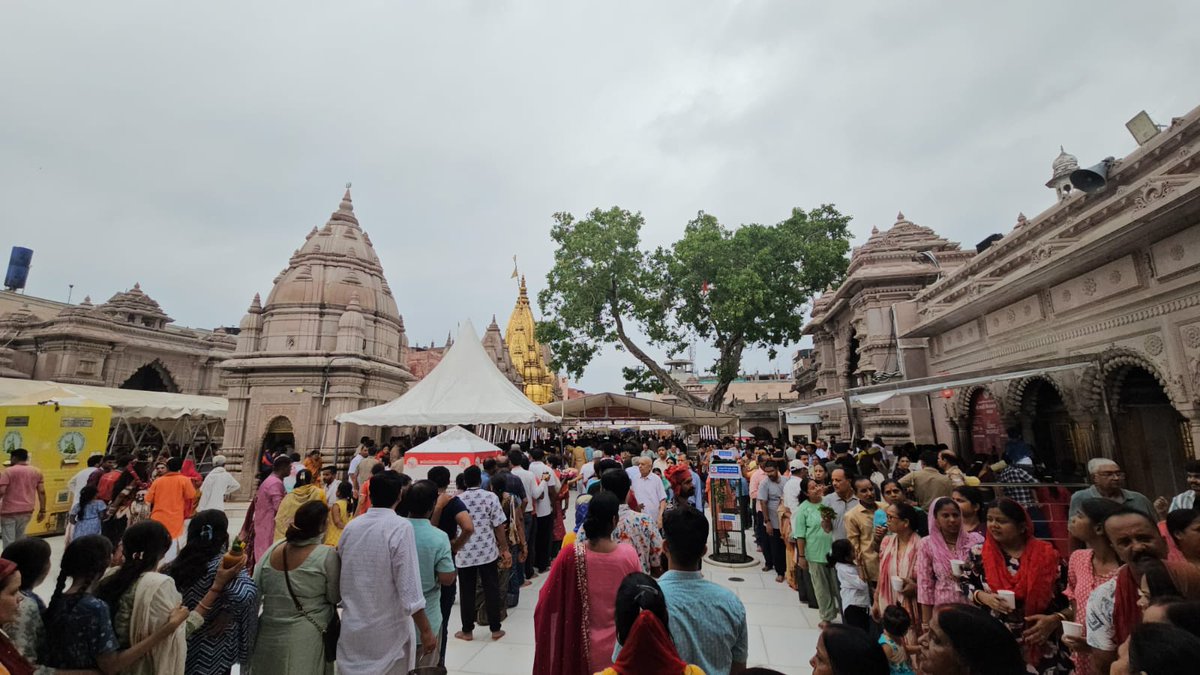 ShriVishwanath's tweet image. श्रावण मास में श्री विश्वेश्वर का दर्शन करने श्रद्धालु भारी संख्या में श्री काशी विश्वनाथ धाम में पधार रहे है , श्रद्धालुओं की सुविधा के लिए मंदिर न्यास ने अनेक प्रबंध किए हैं। इन प्रबंधों का लाभ लेकर श्रद्धालु श्री काशी विश्वनाथ के धाम में हाजिरी लगा रहे और मंदिर द्वारा प्राप्त…