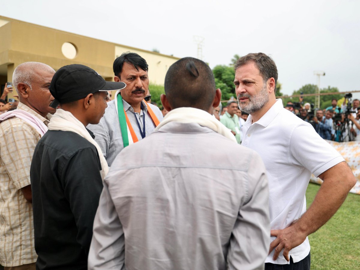 LutyensMediaIN's tweet image. नेता विपक्ष राहुल गांधी ने गंभीरा पुल हादसे के पीड़ित परिवारों से मुलाकात की और उनका दर्द बांटा।
9 जुलाई को वडोदरा में हुए इस दर्दनाक हादसे में 20 से ज्यादा लोगों की जान चली गई थी।