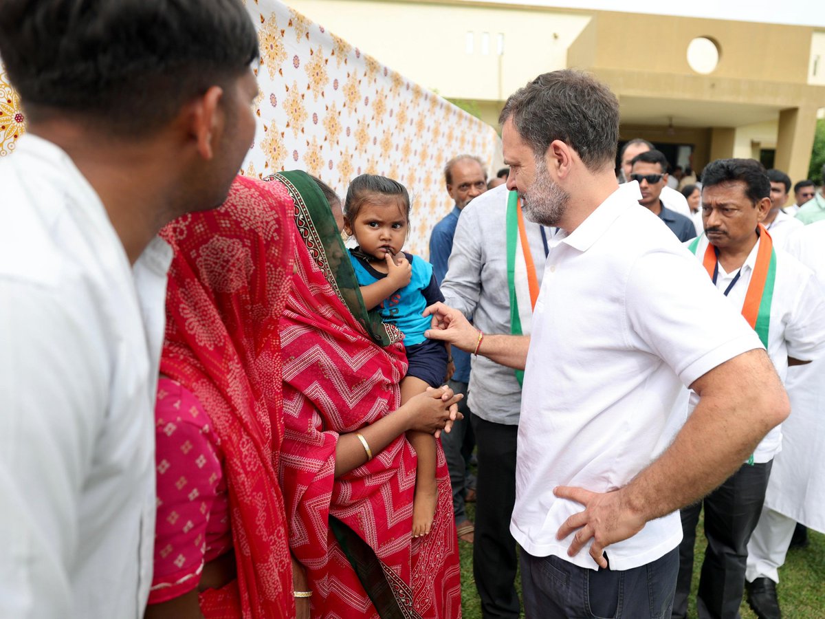 LutyensMediaIN's tweet image. नेता विपक्ष राहुल गांधी ने गंभीरा पुल हादसे के पीड़ित परिवारों से मुलाकात की और उनका दर्द बांटा।
9 जुलाई को वडोदरा में हुए इस दर्दनाक हादसे में 20 से ज्यादा लोगों की जान चली गई थी।