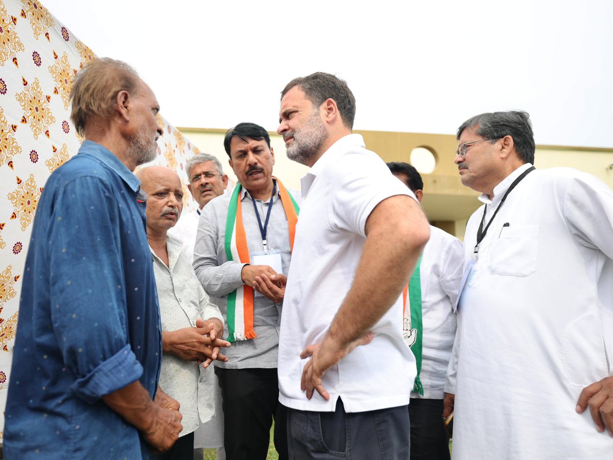 LutyensMediaIN's tweet image. नेता विपक्ष राहुल गांधी ने गंभीरा पुल हादसे के पीड़ित परिवारों से मुलाकात की और उनका दर्द बांटा।
9 जुलाई को वडोदरा में हुए इस दर्दनाक हादसे में 20 से ज्यादा लोगों की जान चली गई थी।
