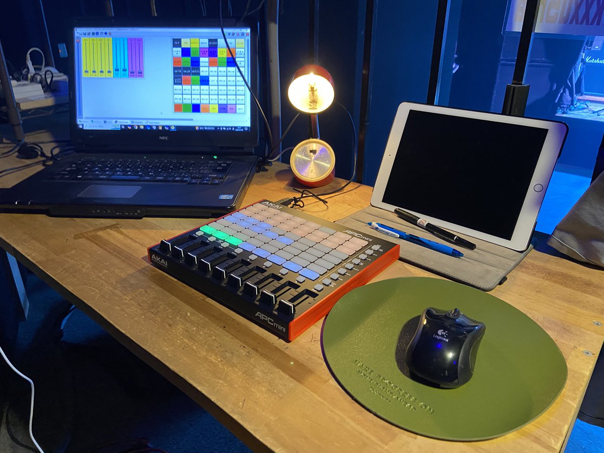 web89019725's tweet image. やっと片付けも終わり、セットも完了しました。
ゴリラハウス照明増設です。
ミキサーもPC💻使ったプログラムで動きます。
コントローラーのセッティング面倒だったけど、なんとかなって良かった!
これの最初の披露は…8/24か。
待ち遠しい…