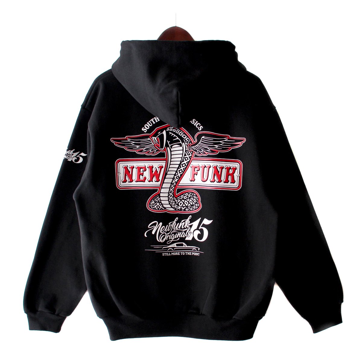 CRACKLIMB's tweet image. NEWFUNK STORE 15周年記念デザインのコレクションが本日より発売開始です!巳年と❶❺って事に掛けて蛇とモータースポーツの雰囲気を表現したデザインになってます。今回はいろいろ選んで頂けるように型数を広げてみました。合わせて使って頂けたら嬉しいです🐍🚗
▶︎ cracklimb.com
