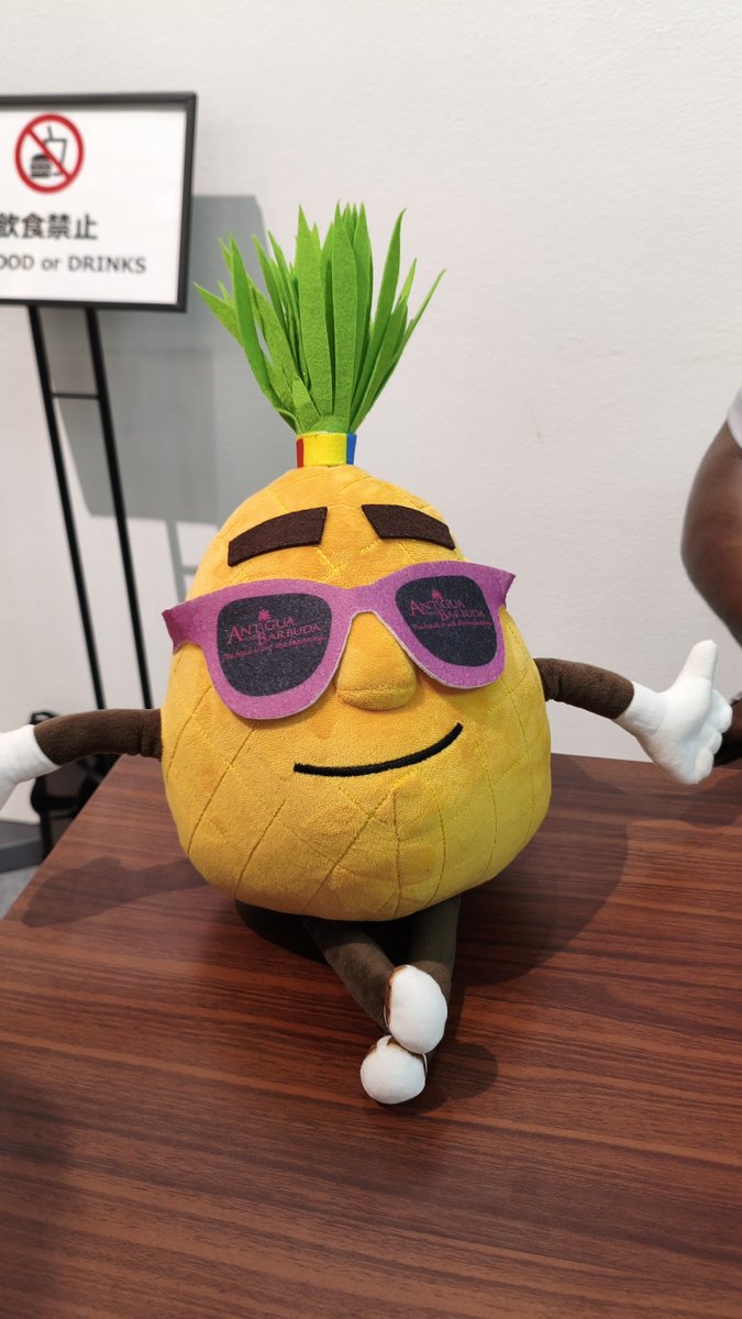 nayamerukabu's tweet image. コモンズD館にあるアンティグア・バーブーダのゆるキャラの
「Mr. Cool Pine」
スタッフさんがポロシャツの刺繍も撮影させてくれました😊
この国はピンクの砂浜が有名だそうで、ブースもピンクが散りばめられてました。
幻想的なビーチだそうな。
#万博