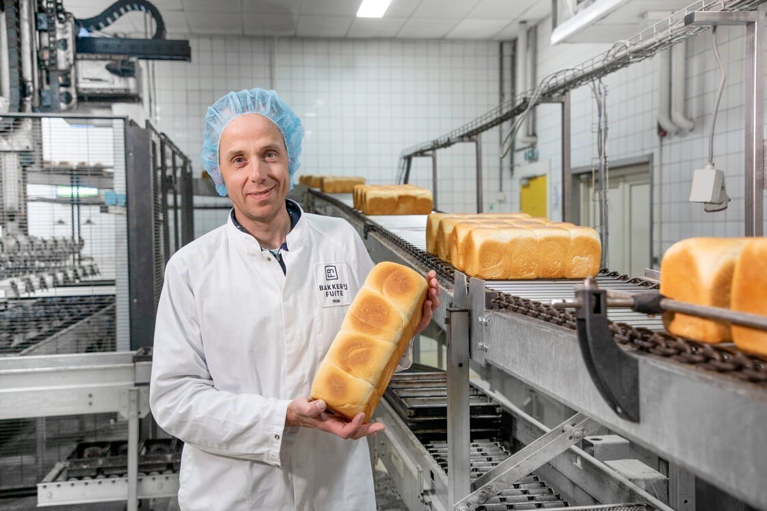 Bakkerij Fuite digitaliseert en standaardiseert het volledige bakproces zónder het vakmanschap te verliezen. Wat begon als een familiebedrijf in IJsselmuiden is uitgegroeid tot een moderne broodfabriek met vestigingen in Apeldoorn en Hardinxveld-Giessendam eu1.hubs.ly/H0lqpkJ0