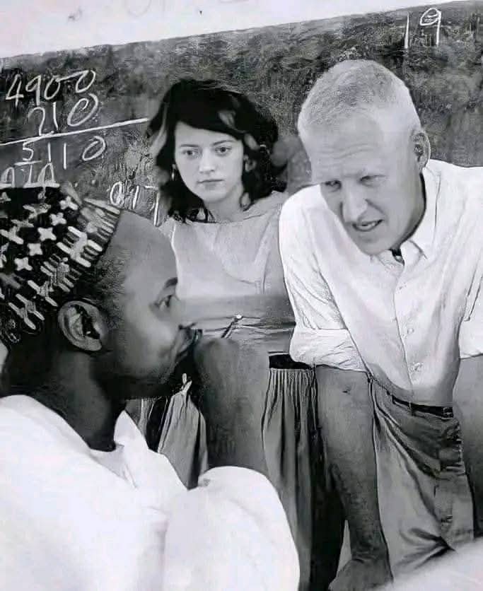 ArewaFactsZone's tweet image. A picture of a teacher from Barewa College, Zaria, with his white supervisors in 1963.