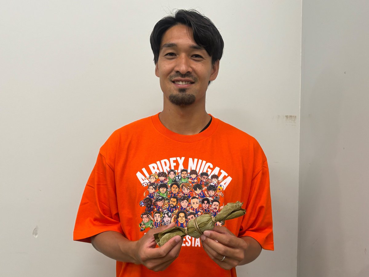 albirex_pr's tweet image. 🦢 #サンクスフェスタ2025 🧡💙
パートナーの #田中屋本店 さまより
#笹だんご を差し入れしていただきました✨
白井選手は笹だんご初体験 🔰😋
ご提供いただきありがとうございました🍡
@tanaka_dangoya
#albirex #アルビレックス新潟