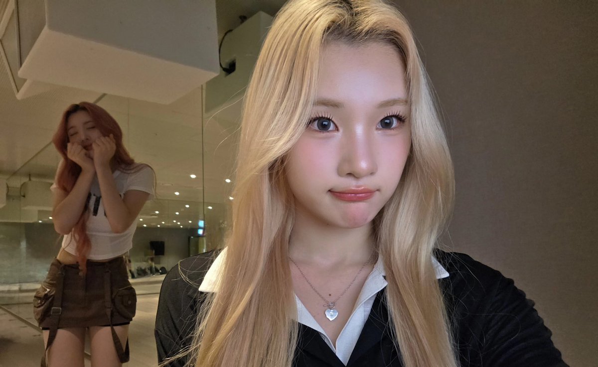 theH2HGLOBAL's tweet image. 250726 JUUN Weverse Update with A-NA and JIWOO
#Hearts2Hearts #하츠투하츠 #H2H @Hearts2Hearts