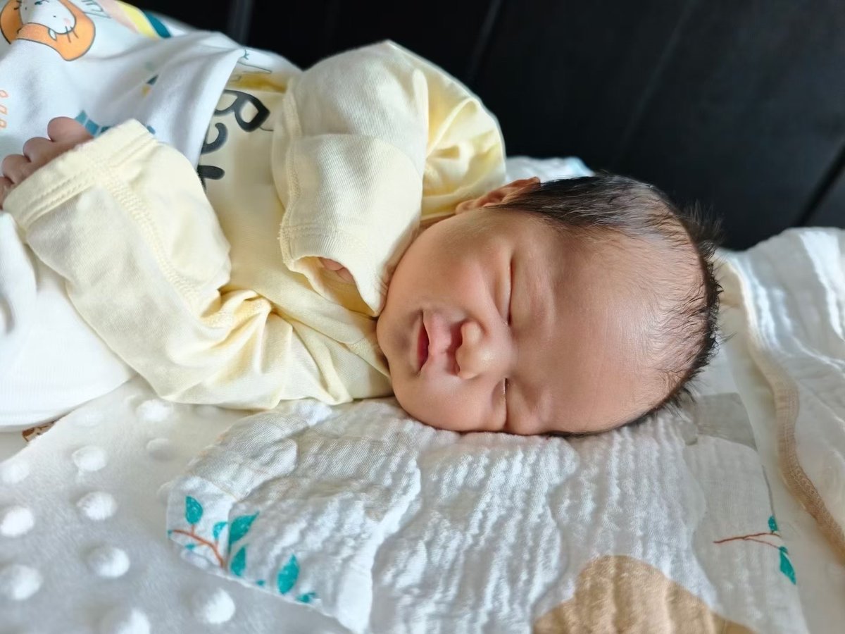 【幸福奶爸的日常✨】  
[庆祝]有了璨璨宝宝后，#男宝宝 生活就像加糖了🍼哄奶能技✅｜洗澡手法｜✅儿保按摩✅｜阳光补✅钙  
（偷偷夸自：己育儿知识学不少）  称职#奶爸 咨询微信：a18025307951
#失独代孕 #洗精代孕 #三代包成功 #选性别代孕 #夫妻代孕 
#试管婴儿 #试管助孕 #代孕 #广州代孕