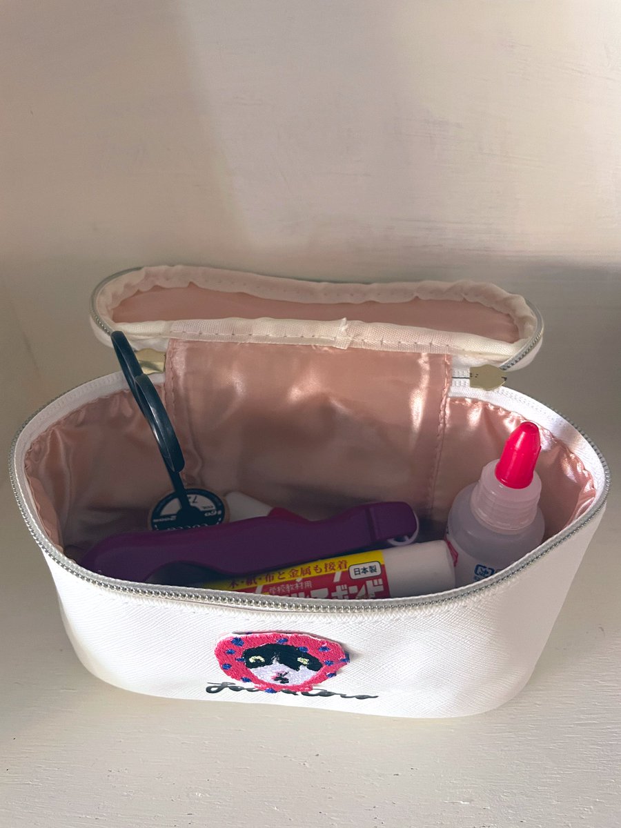 バニティポーチは裁縫道具とか猫の薬いれとかに重宝しますよー

love-and-co.net/products/koro-…