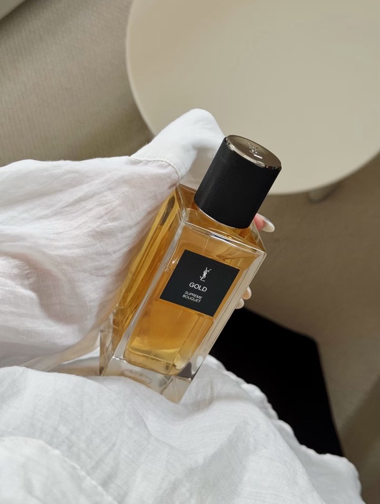 Dr__HHHH's tweet image. ياهلا😍
بتكلم عن عطر يجنن من إيف سان لوران، مستوحى من زهرة التوبيروز اللي هي ملكة الزهور بصراحة 🌸 دومينيك روبيون، المايسترو حق العطور، اختار هالزهرة اللي تشع بنور الشمس وفيها ريحة فاكهية دافية مع لمسة عسل فاخرة. 🐝 تخيلوا عبيرها يفوح من المغرب لين الفجر، يعني سحر ذهبي ياخذ…