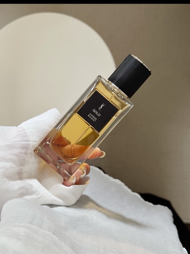 Dr__HHHH's tweet image. ياهلا😍
بتكلم عن عطر يجنن من إيف سان لوران، مستوحى من زهرة التوبيروز اللي هي ملكة الزهور بصراحة 🌸 دومينيك روبيون، المايسترو حق العطور، اختار هالزهرة اللي تشع بنور الشمس وفيها ريحة فاكهية دافية مع لمسة عسل فاخرة. 🐝 تخيلوا عبيرها يفوح من المغرب لين الفجر، يعني سحر ذهبي ياخذ…