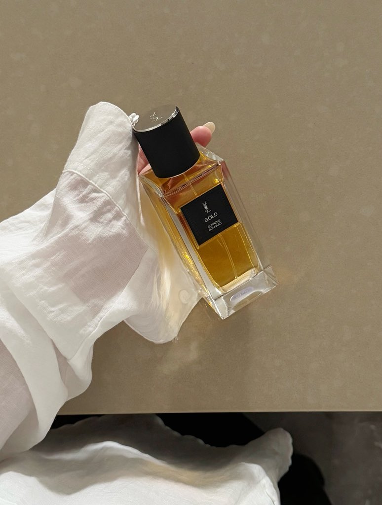 Dr__HHHH's tweet image. ياهلا😍
بتكلم عن عطر يجنن من إيف سان لوران، مستوحى من زهرة التوبيروز اللي هي ملكة الزهور بصراحة 🌸 دومينيك روبيون، المايسترو حق العطور، اختار هالزهرة اللي تشع بنور الشمس وفيها ريحة فاكهية دافية مع لمسة عسل فاخرة. 🐝 تخيلوا عبيرها يفوح من المغرب لين الفجر، يعني سحر ذهبي ياخذ…