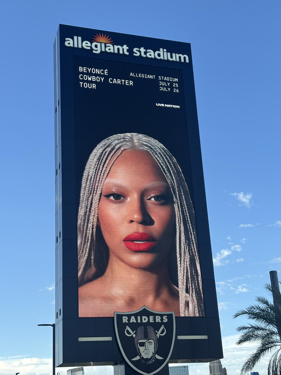 GGtheDIVA's tweet photo. Stuck in the Buckin Pit will call line for an hour+ but still made it to see the Queen 🥰 to be this close was a whole experience I’ll cherish @Beyonce https://t.co/cjRjhWyF6X