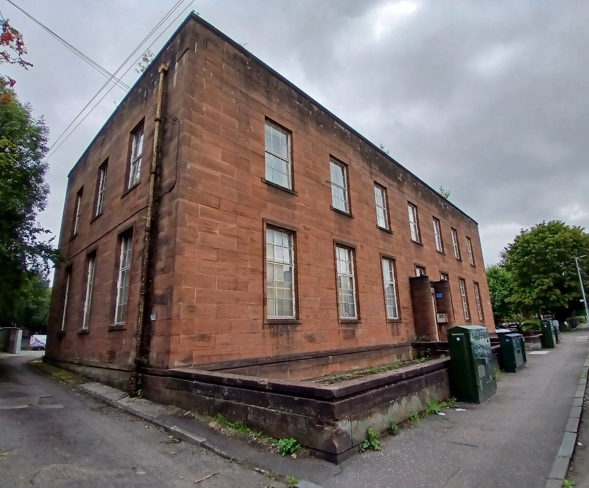 CSbungo's tweet image. Wondering if all the green boxes in front of this telephone exchange on Ledard Rd #Glasgow are now doing the job that previously required the whole now neglected building. Lovely curved stonework at the door!