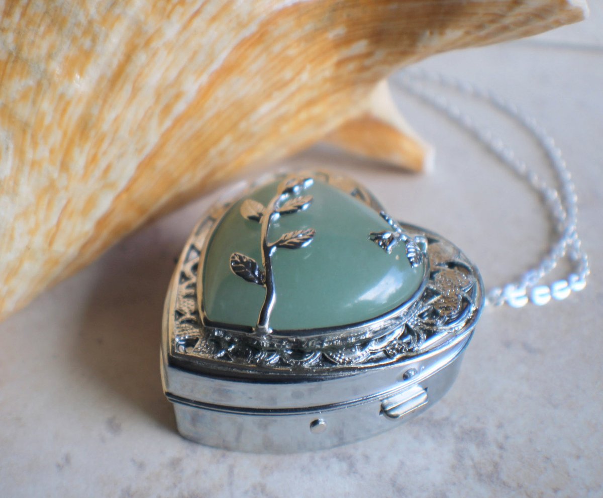charsfavorite's tweet image. Unlock nostalgia with our stunning Aventurine quartz music box locket for just $100. A perfect blend of beauty and melody, this piece is a heartfelt gift for any occasion. #JewelryDesign #MusicBox
Shop Now charsfavoritethings.com/products/2aven…