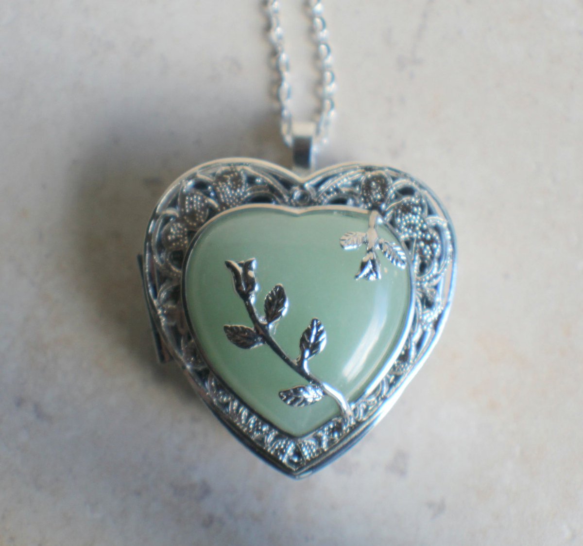 charsfavorite's tweet image. Unlock nostalgia with our stunning Aventurine quartz music box locket for just $100. A perfect blend of beauty and melody, this piece is a heartfelt gift for any occasion. #JewelryDesign #MusicBox
Shop Now charsfavoritethings.com/products/2aven…