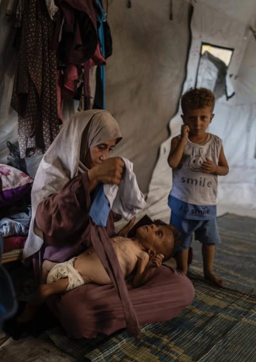 AtticusJazz's tweet image. Eine Mutter aus Gaza mit ihren ZWEI Kindern. Das eine Kind offensichtlich wegen Krankheit abgemagert, während das andere Kind völlig normal und gesund aussieht.
Die israelfeindlichen Medien verwenden allerdings nur das erste Bild, um die Lügengeschichte einer angeblichen…
